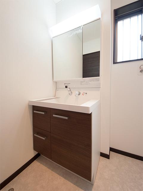 Wash basin, toilet. Indoor (10 May 2013) Shooting