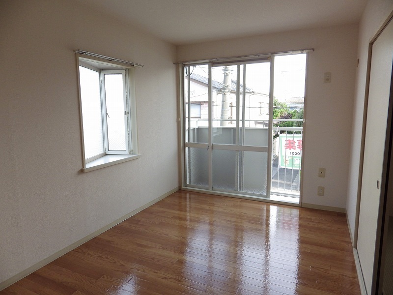 Other room space. There is a corner room bay window ☆ 