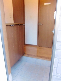 Entrance. ◆ Airy entrance ◆