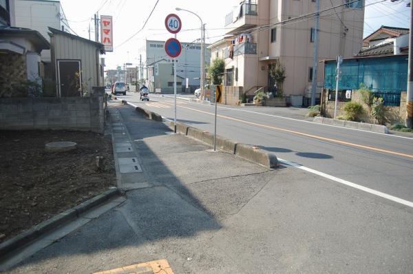 Local photos, including front road. Local: 2013 October