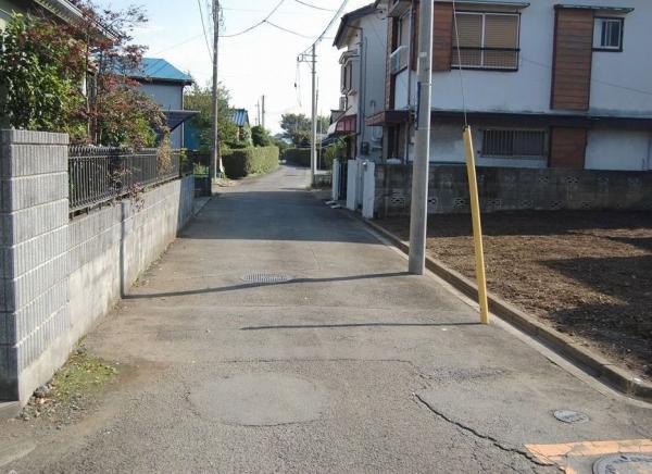 Local photos, including front road. Local: 2013 October