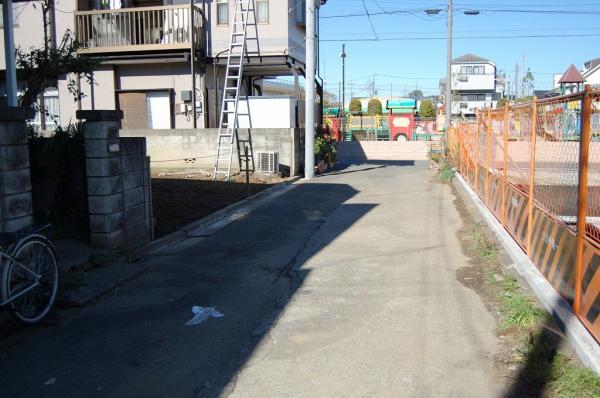 Local photos, including front road. Front street: 2013 November