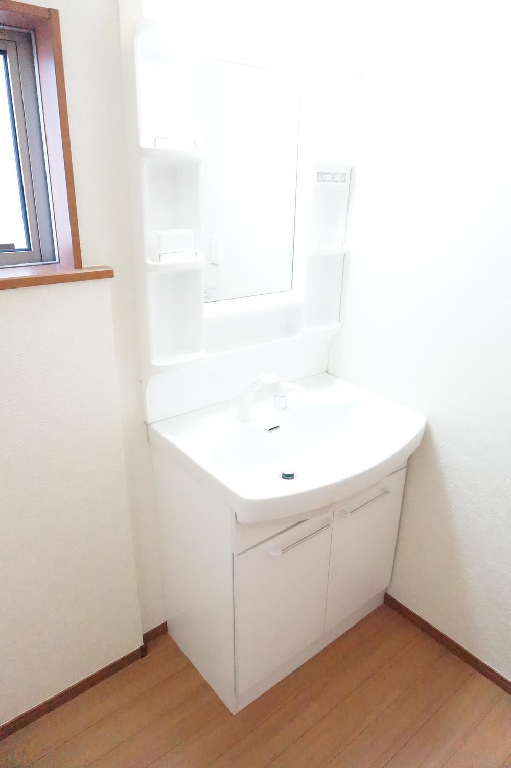 Wash basin, toilet. Indoor (12 May 2013) Shooting