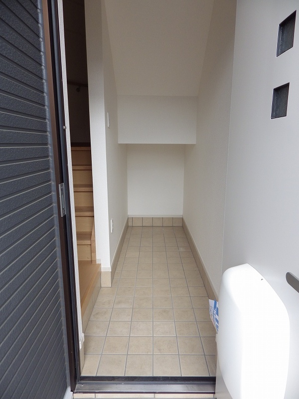 Entrance. The same type reference photograph