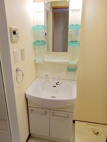 Washroom. Happy when busy, Shampoo is with vanity ☆