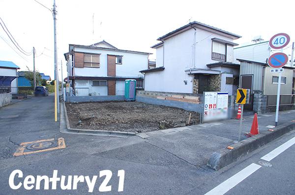 Local photos, including front road. 11 / 13 shooting Vacant lot