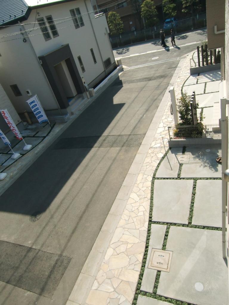 Local photos, including front road. Front road of the newly built, Produce a space that spread. Bring the bright sunshine and seasonal wind in subdivision. 