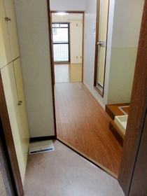 Entrance. ◆ Airy entrance ◆