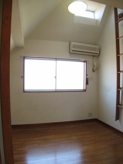 Living and room. Due to the high ceiling, There is a sense of liberation!