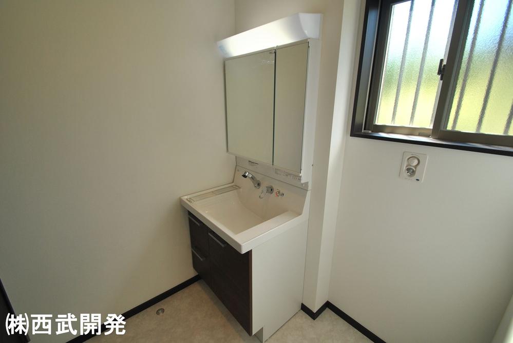 Wash basin, toilet. Indoor (10 May 2013) Shooting