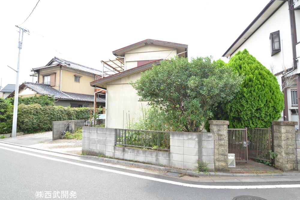 Local photos, including front road. Local Photos