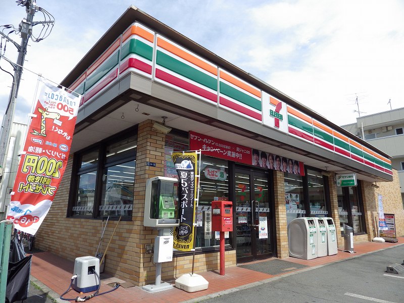 Convenience store. 550m to Seven-Eleven (convenience store)
