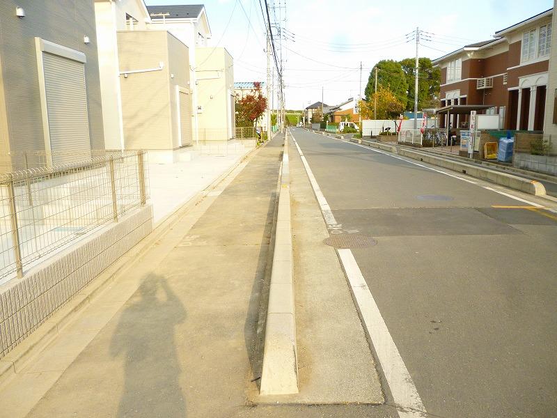 Local photos, including front road. Local photos, including the front road (November 2013) Shooting