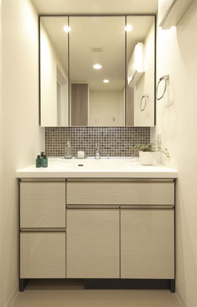 Bathing-wash room.  [bathroom] Adopt a soft-closing function with a three-sided mirror back storage. Because it is soft with a closing function close to slowly quiet to less worry about sandwiching the hand even when you close the door, Ease of use is also comfortable.