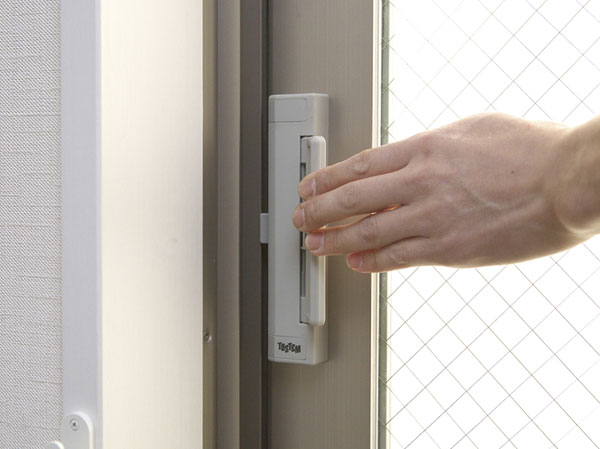 Other.  [Assist the pull tab] living ・ Exhale window of dining is an emphasis on lighting for a large opening, Sash is likely to be heavy. there, It has established an assist pull-tab for easy opening and closing.