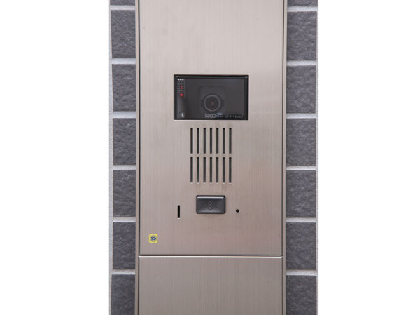Security.  [Entrance before the camera built-in intercom] After confirming the visitors in the communal entrance, You can corresponding be from further confirmation in the camera image of even before the entrance.  ※ Image will be quasi-video. (Same specifications)