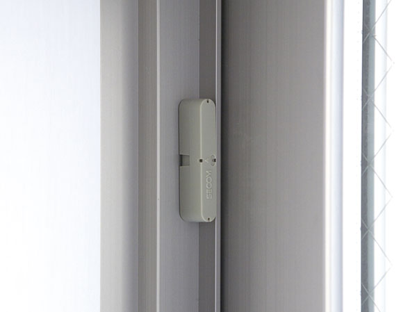 Security.  [Security sensors to dwelling unit of the windows and entrance door] After you set the security sensors, By the signal from the magnet sensor when the window is open, Intercom linked, To send an abnormal signal to the security company with toot to inform the trespassing.  ※ Surface gridded windows except. (Same specifications)