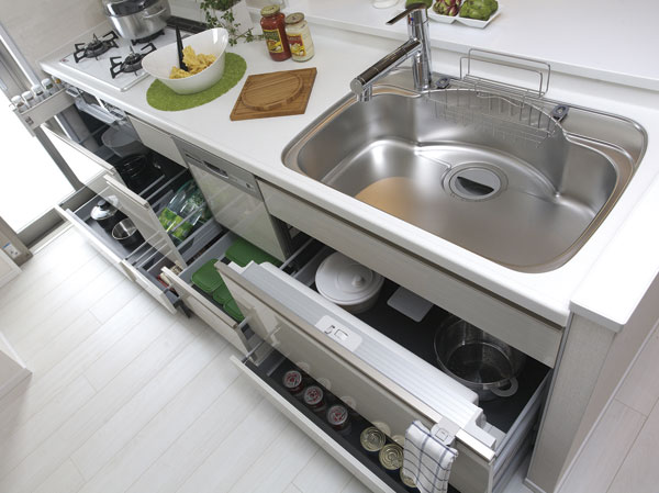 Room and equipment. Blum ・ Bull motion mechanism with slide stocker. Sliding can also easily out which was housed in the back. Slowly closing Blum ・ It is a storage space with a bull motion mechanism.  ※ Except for some small drawer. (Same specifications)