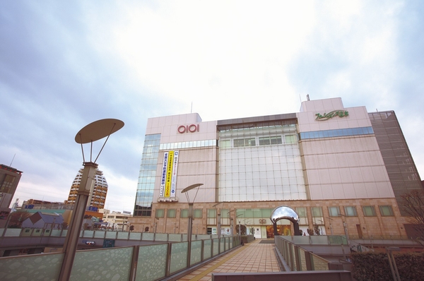 Surrounding environment. Bae previous "Marui Family Shiki" of Pedestrian deck in front of the eyes ・ 100m. Station building "EQUiA" and "Shiki st.TOSCA" comfortable position unique that even the station location can feel free to use a variety of shops in the large-scale commercial facility such as. (Marui Family Shiki / About 100m ・ A 2-minute walk)