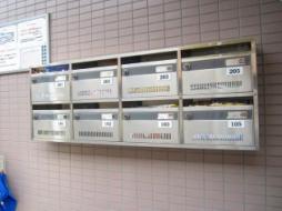 Entrance. With mailbox