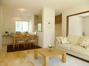  [Spacious living room, Friendly space development that family leads]  "Through the always living room to living room", etc. In the same town to adopt a living-in stairs to all mansion, Suitable design to the "child-rearing support condominiums" have been making full use until the detail (LD)