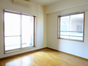 Living and room. Good ventilation in the two-sided lighting!