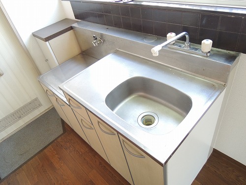 Kitchen. Two-burner gas stove is installed Allowed.