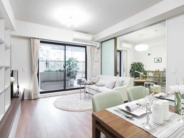 Facing the depth of about 3.1m of the terrace, Open-minded living in the south-west-facing ・ dining