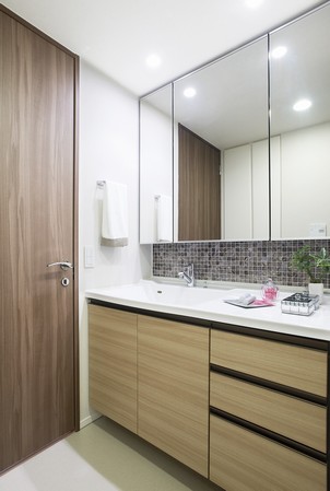 Vanity with consideration also to the ease of functional beauty and care