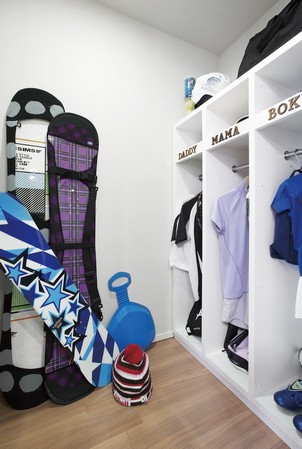 Directions to the model room (a word from the person in charge)