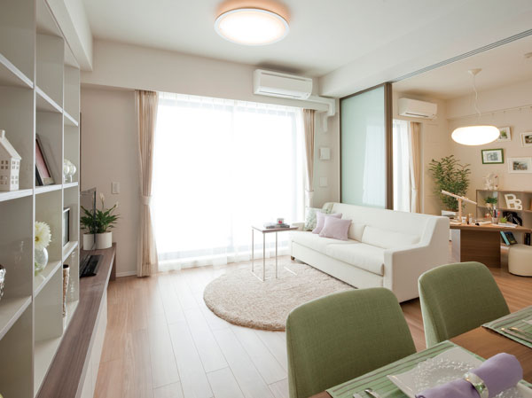 Living.  [living ・ dining] Beautiful carefree, Expression of soothing space.  ※ Published photograph of, Those obtained by photographing the model room (Ng type) (April 2013), There is a case that can not be addressed by option (paid and date, such as a wall fixtures furniture. ) Is also included. Also, furniture, lighting equipment, Furniture etc. are not included in the sale price.