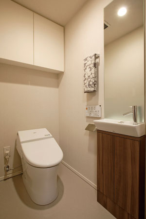 Toilet.  [Low silhouette type water-saving toilet bowl] Water-saving toilet bowl that was realized neat low silhouette. It will produce a space that spread to the toilet.