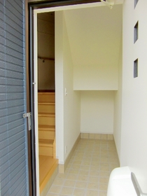 Entrance.  ◆ Hobby tools also put stairs under space ◆