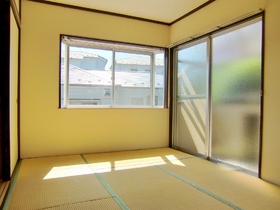 Living and room. The top floor the second floor of the south-west angle of the room!