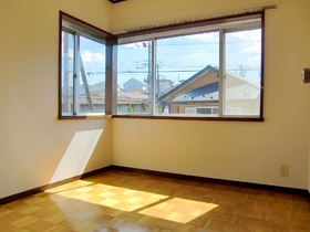 Living and room. With large bay windows! Two-sided lighting Western-style 4.5 Pledge