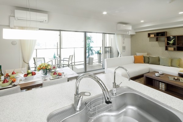 The bright sunlight that pours down from the southeast-facing wide openings, We crowded wrapped comfortably moments of family reunion