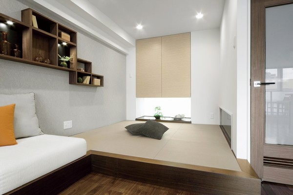 Changes to the tatami corner the Japanese style of living side by E-label system. It can be used for multi-purpose, A spacious indoor space
