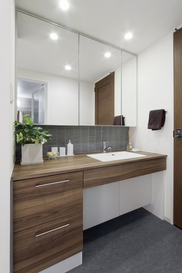 Powder Room / Equipped with a three-sided mirror that back became a storage space