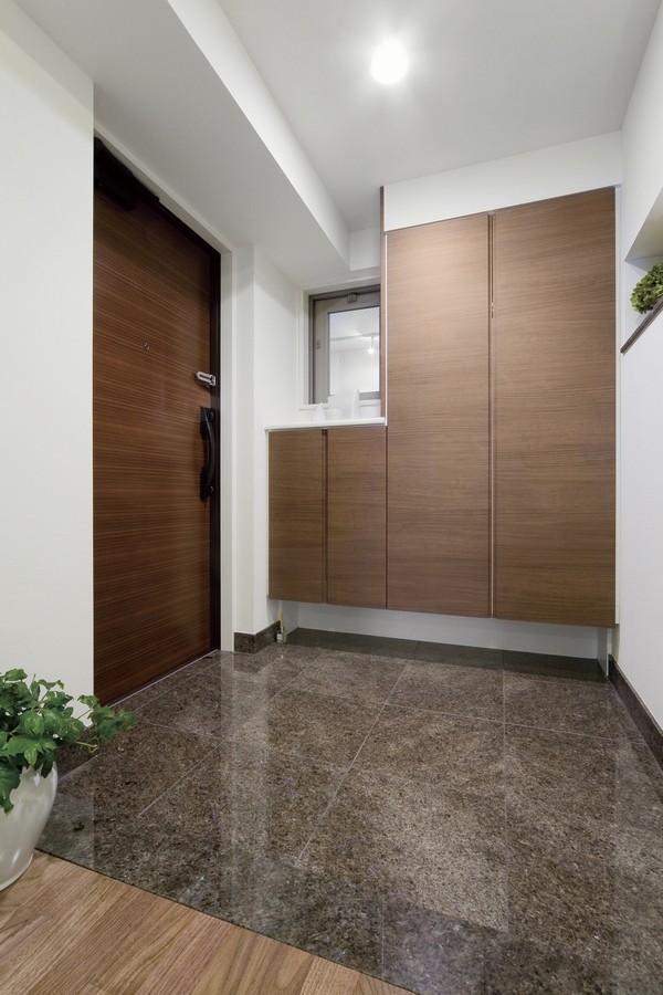 Entrance / Bright entrance to incorporate natural light from the window. Large shoe box, Equipped with a counter