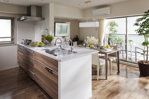 kitchen / Lighting pours bright kitchen