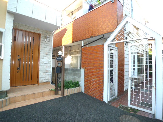 Building appearance. Entrance part