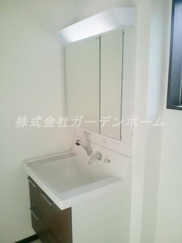 Wash basin, toilet. Indoor (12 May 2011) Shooting