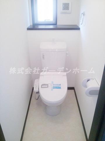 Toilet. Indoor (12 May 2011) Shooting