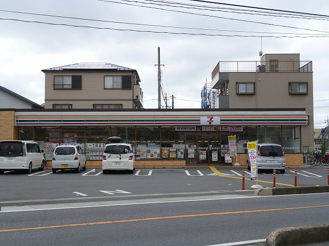 Convenience store. 667m to Seven-Eleven (convenience store)