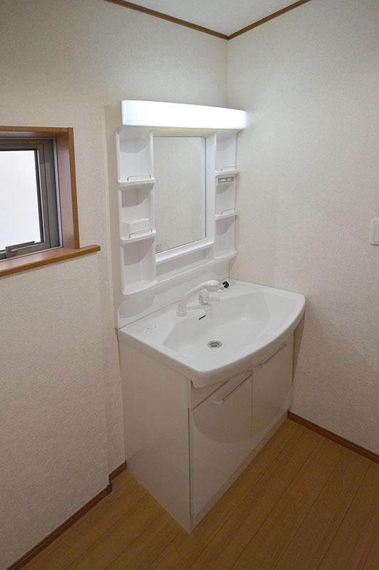 Wash basin, toilet. Wash basin