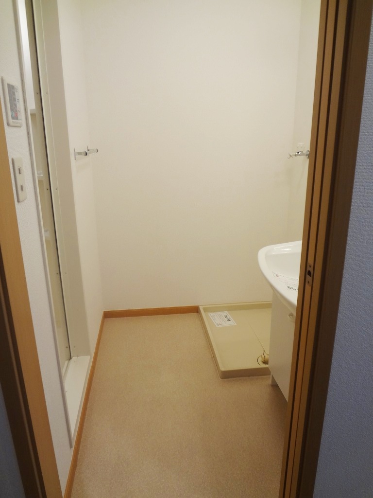 Washroom. Reversal type reference photograph