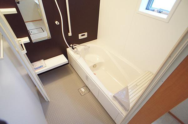 Bathroom. 4 Building