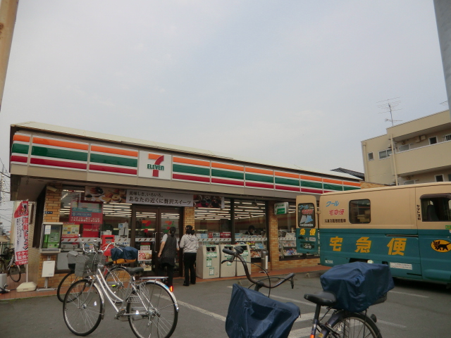 Convenience store. 880m to Seven-Eleven (convenience store)