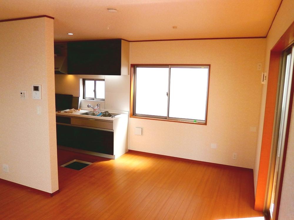 Living. Daylighting ・ Of the three-sided lighting happy to ventilation LDK: 1 Building