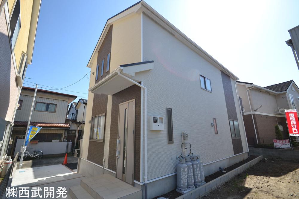 Local photos, including front road. Local 1 Building (October 2013) Shooting